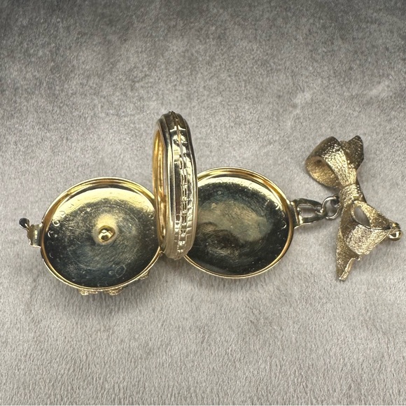 Vintage Brooch Set with Butterfly and Floral Designs - Picture 3 of 5